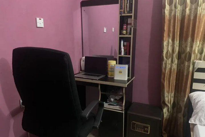 Room 4 of 12