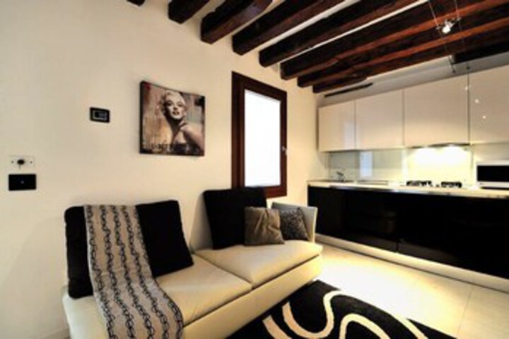 Room 7 of 12