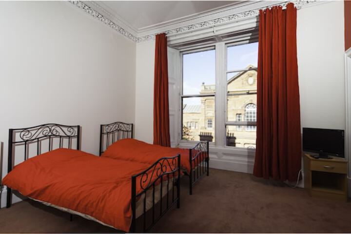 Room 8 of 16