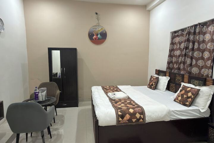 Room 11 of 23