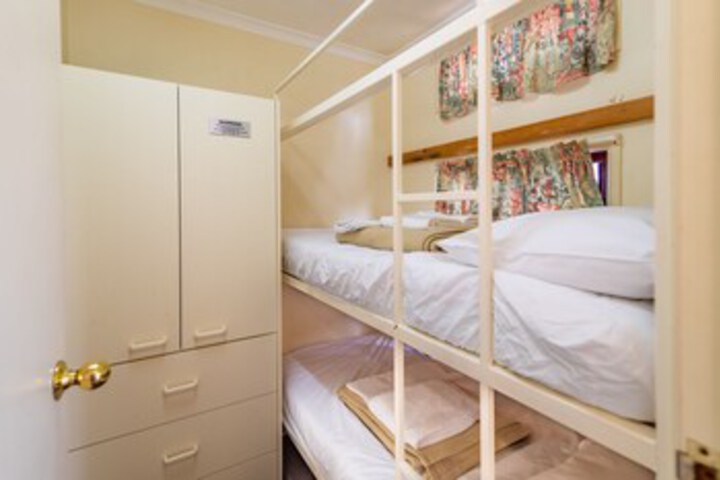Room 28 of 213