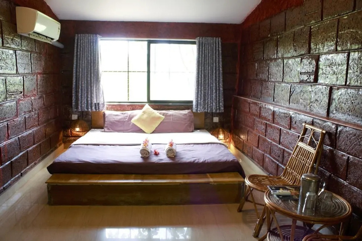 Room 6 of 19