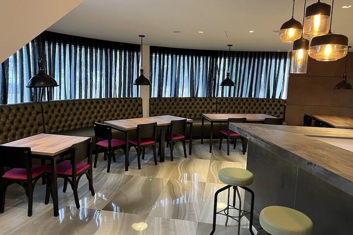 Lounge 44 of 49