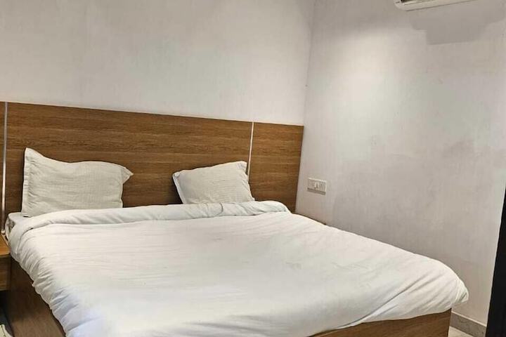 Room 7 of 14