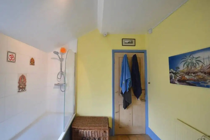 Room 10 of 16