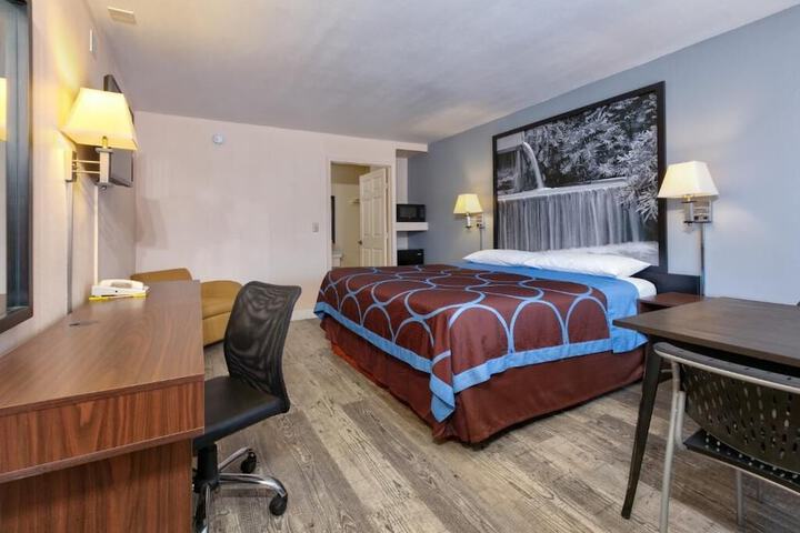 Room 4 of 17