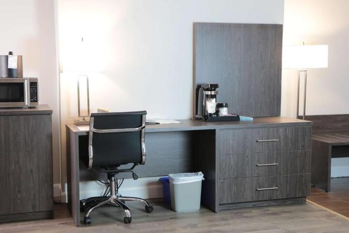 1 King Bed Work Desk Refrigerator Wood Floor Full Breakfast (9 of 20)