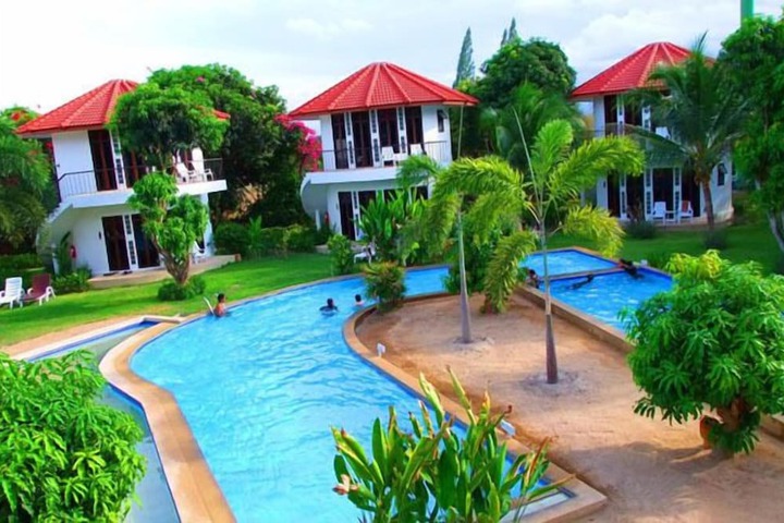 Hotel with Pool