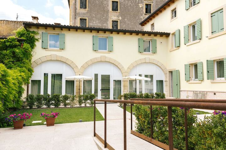 Hotel Exterior 68 of 75