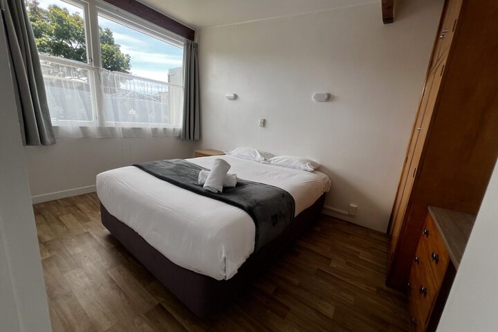 Room 5 of 16