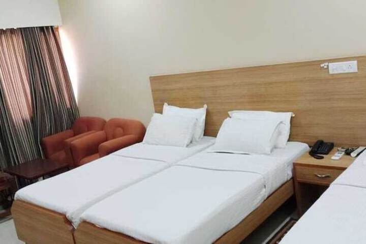 Room 4 of 8