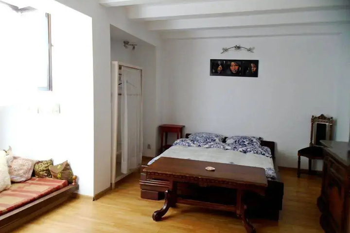 Room 5 of 9
