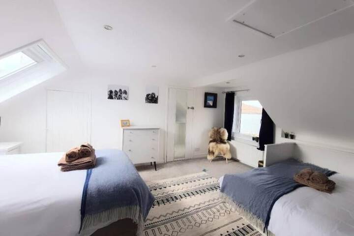 Room 6 of 10