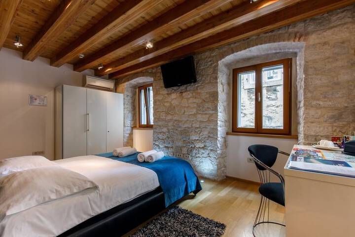 Room 5 of 31