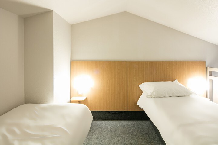 Room 10 of 42
