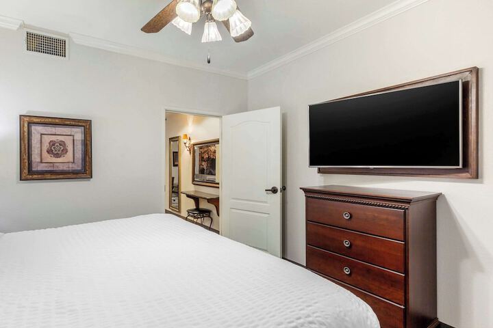 1 King Bed (2 of 22)