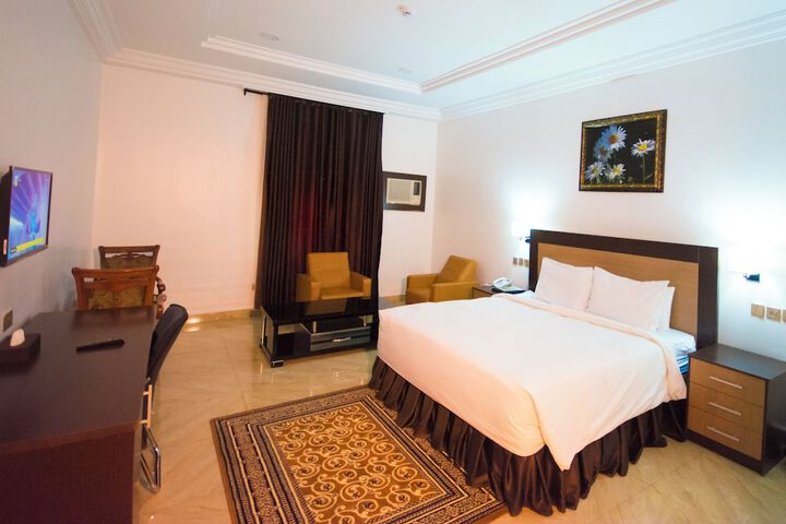 Room 10 of 38
