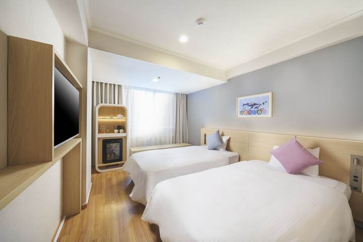 Room 4 of 42