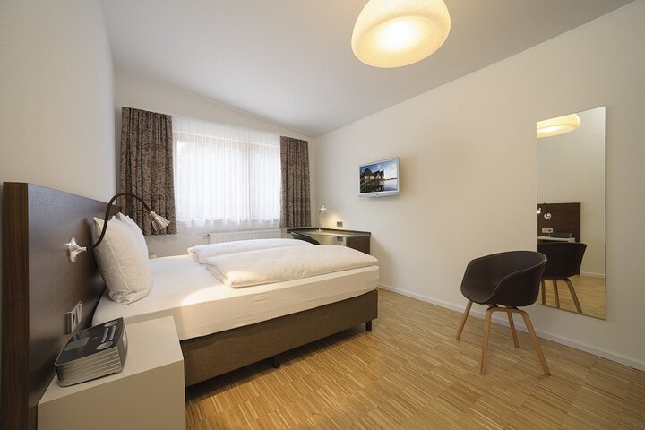 Room 6 of 27