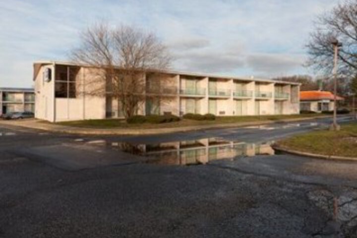 Howard Johnson Express Inn - Commack Hotel