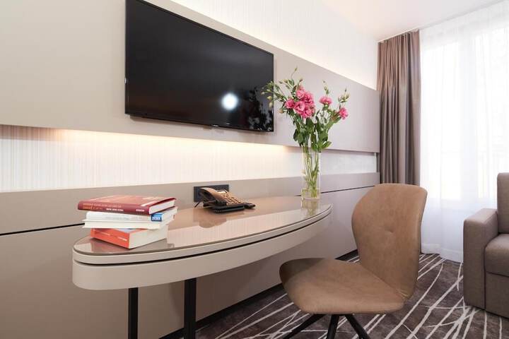 Room 8 of 27