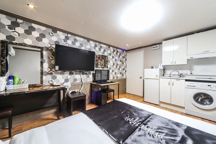 Room 15 of 33