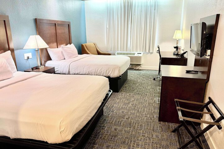 2 Queen Beds (6 of 7)