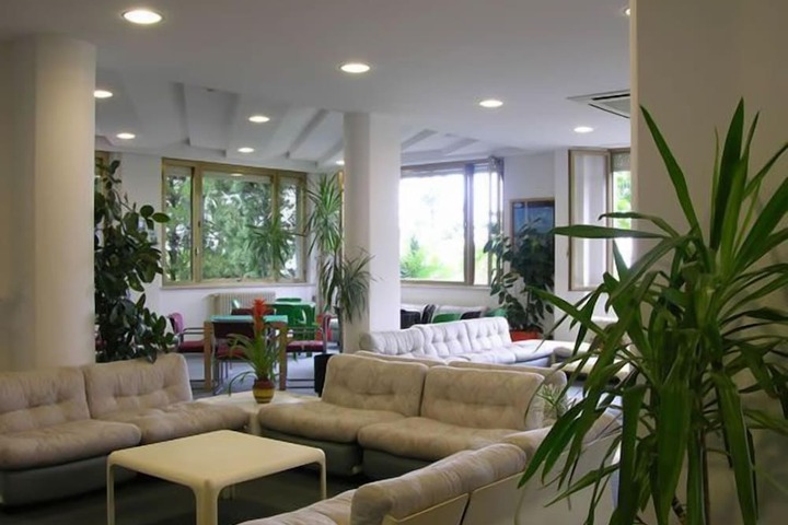 Lounge 33 of 49