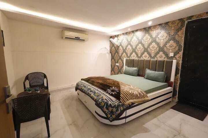 Room 9 of 36