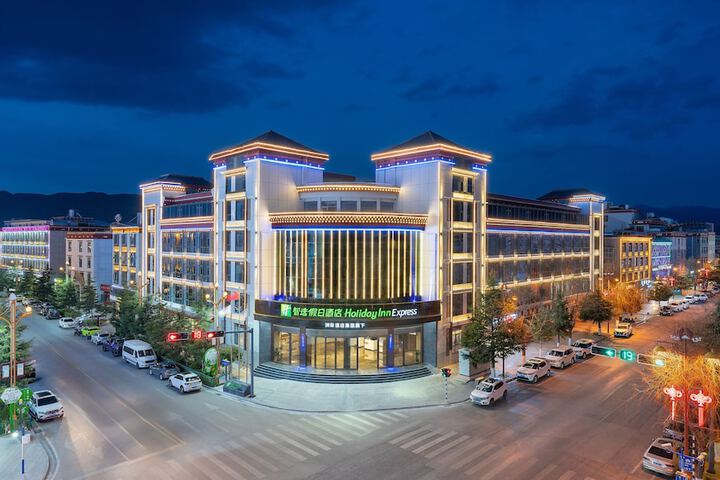 Exterior of Holiday Inn Express Shangri La by IHG