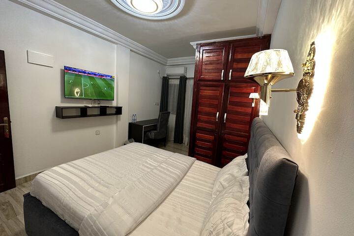 Room 11 of 34