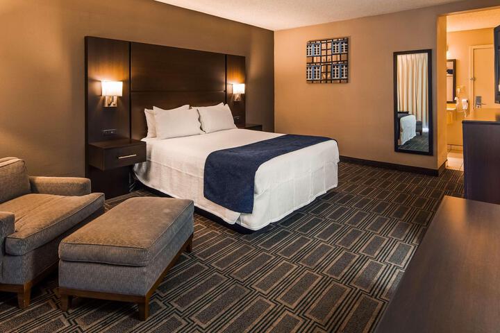 1 Queen Bed (6 of 17)