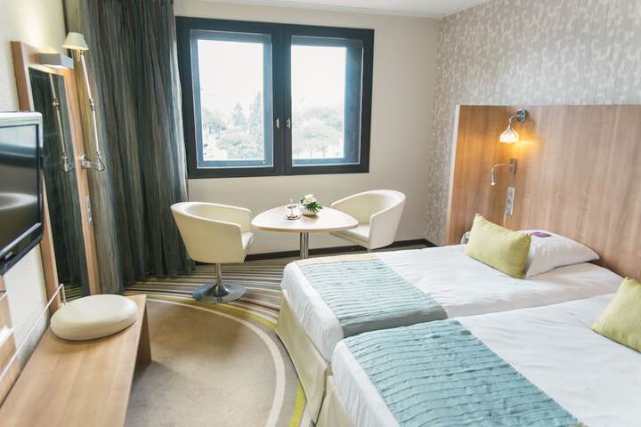 Room 10 of 42