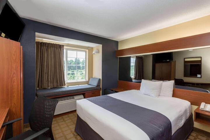 1 Queen Bed (2 of 15)