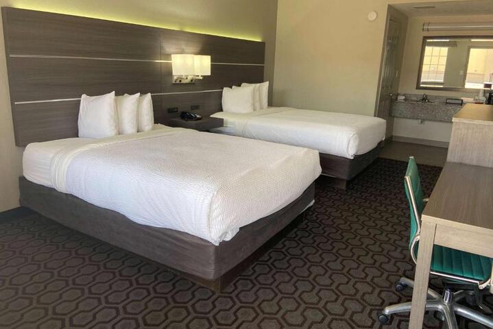 2 Queen Beds (7 of 20)