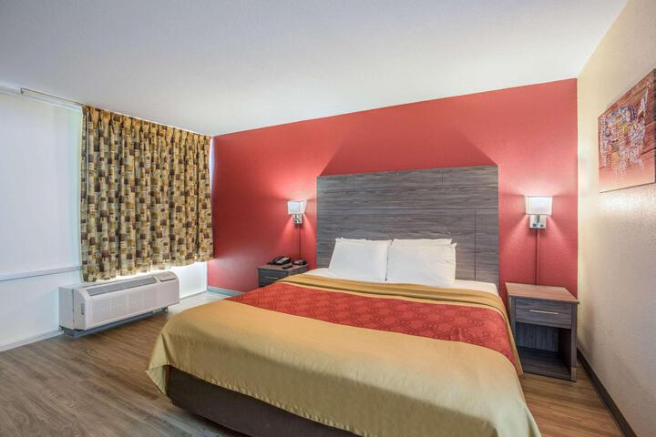 1 King Bed (21 of 25)