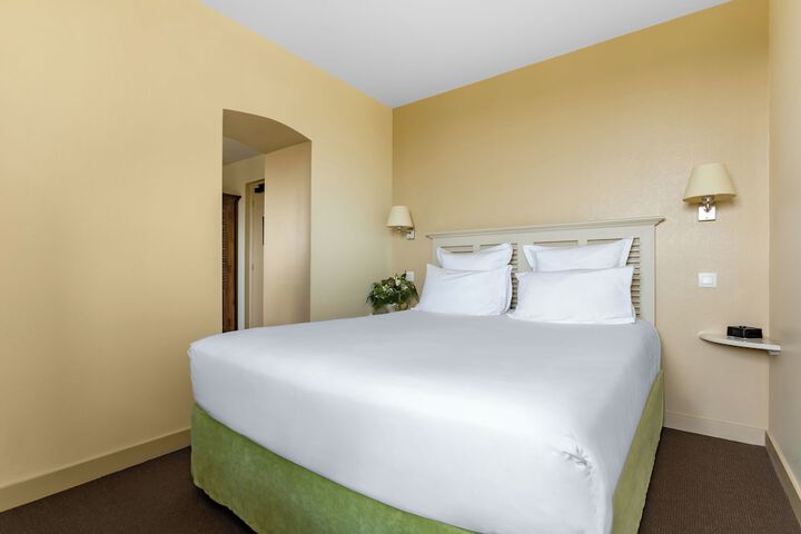 Room 15 of 76