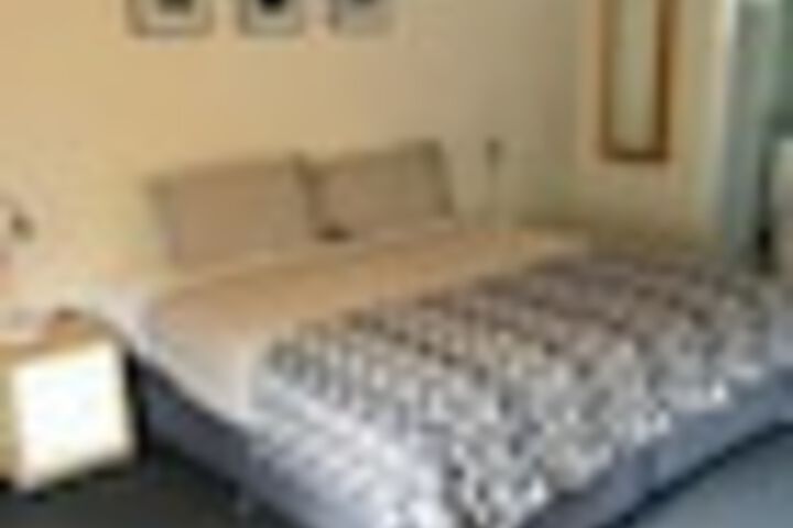 Room 5 of 90