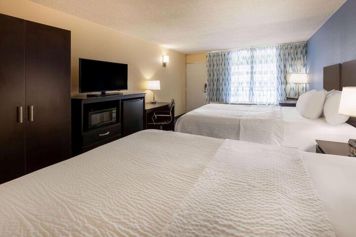2 Queen Beds (3 of 8)