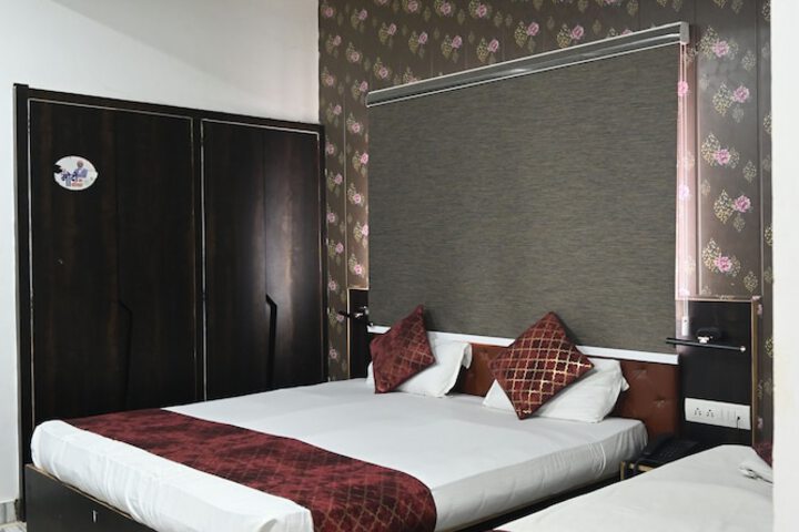 Room 5 of 11