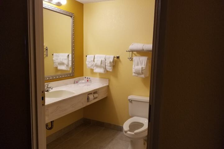 2 Queen Beds (3 of 4)