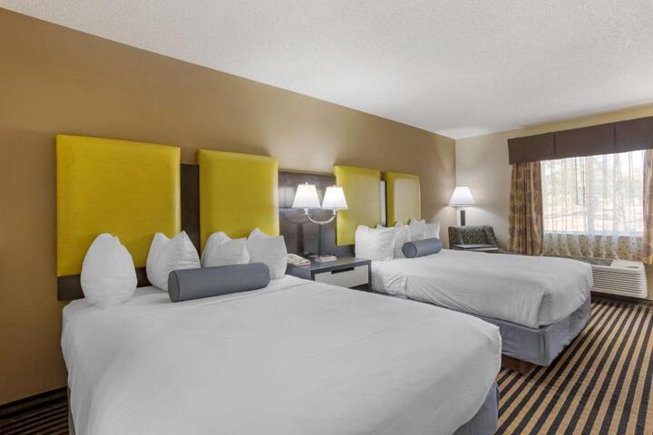 2 Queen Beds Microwave and Refrigerator WiFi Full Breakfast (5 of 5)