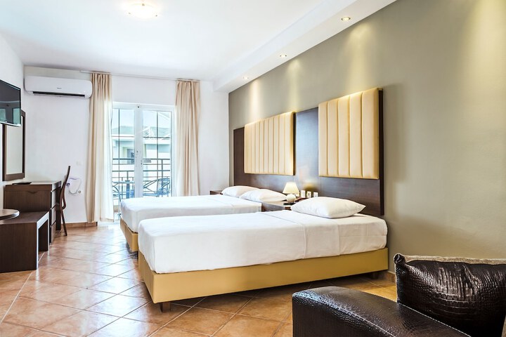 Room 4 of 115