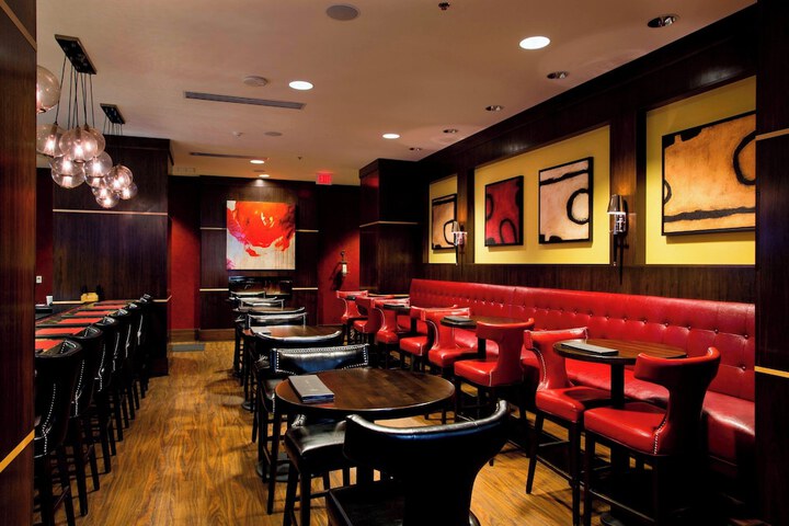 Lounge 94 of 109