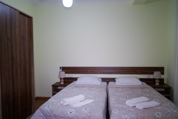 Room 2 of 10
