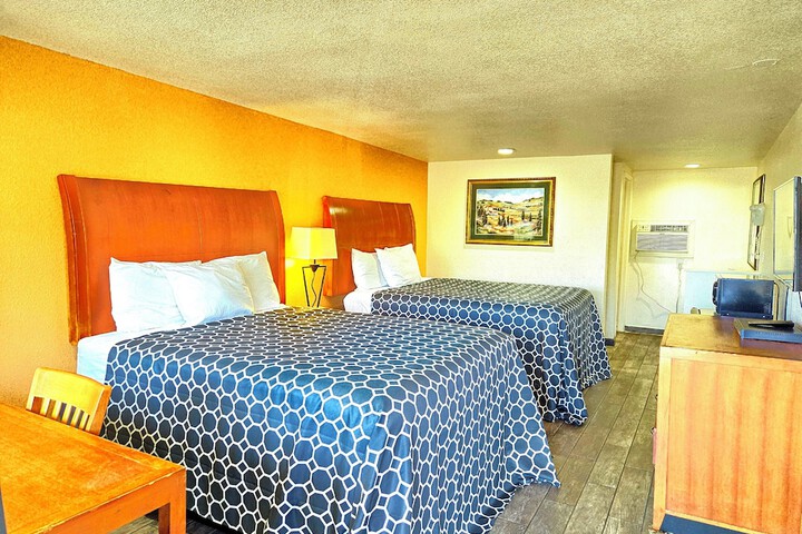 1 King Bed (3 of 9)