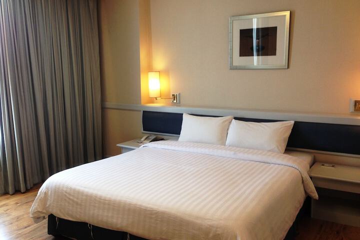 Room 12 of 76
