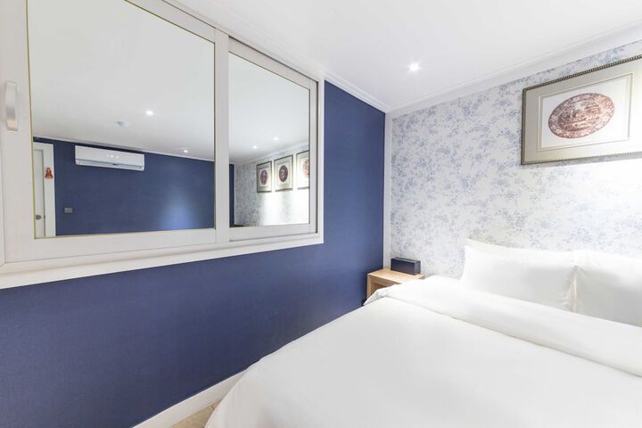 Room 17 of 38