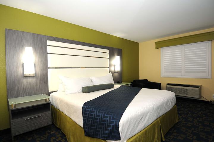 1 King Bed Microwave and Refrigerator WiFi Full Breakfast (2 of 17)