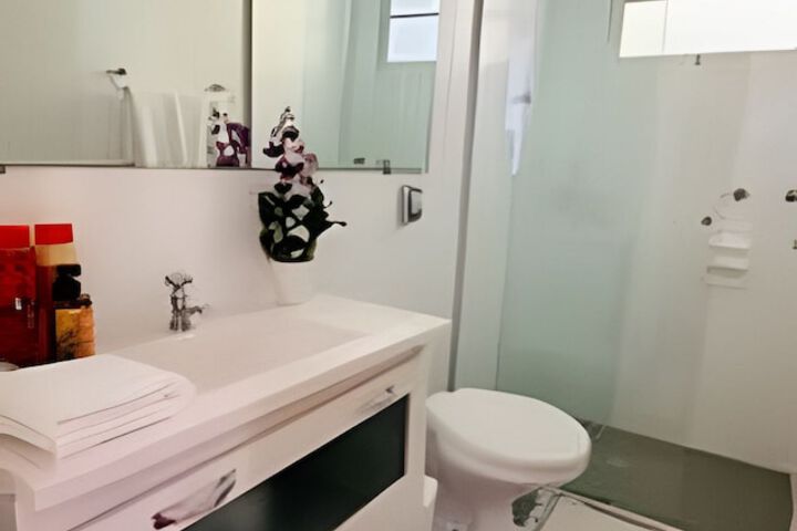 Room 4 of 8
